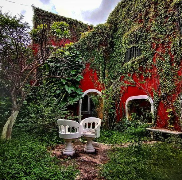 VisitMeridaMx's tweet photo. En Mérida encontrarás rincones exóticos, perfectos para una aventura con tu persona favorita.
¿Con quién te tomarías una foto en estas sillas confidentes? Etiquétala/o en los comentarios. #VisitMeridaMx #PiensaEnMerida #WeLoveMerida
IG: rrivermule https://t.co/47j94SwQu4