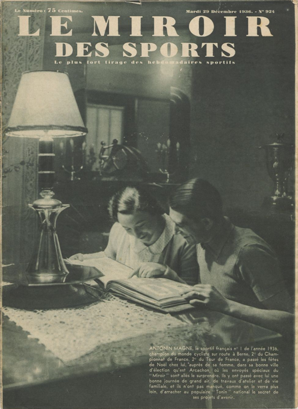 On saute dans le temps avec cette Une du Miroir des Sports en 1936 (n° 924, 29 décembre 1936). Les numéros de fin d'année sont souvent plus familiaux, dans l'esprit de Noël. Celui-ci montre le couple Magne regardant un album photo à la lumière d'une lampe. 