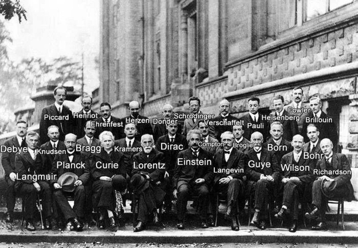 SirajMemoire's tweet photo. 📸 Les esprits les plus brillants du monde scientifique se sont réunis en 1927 pour partager des idées en physique et en chimie. 

Une journée incroyable pour la science. https://t.co/J0bhz9foGA