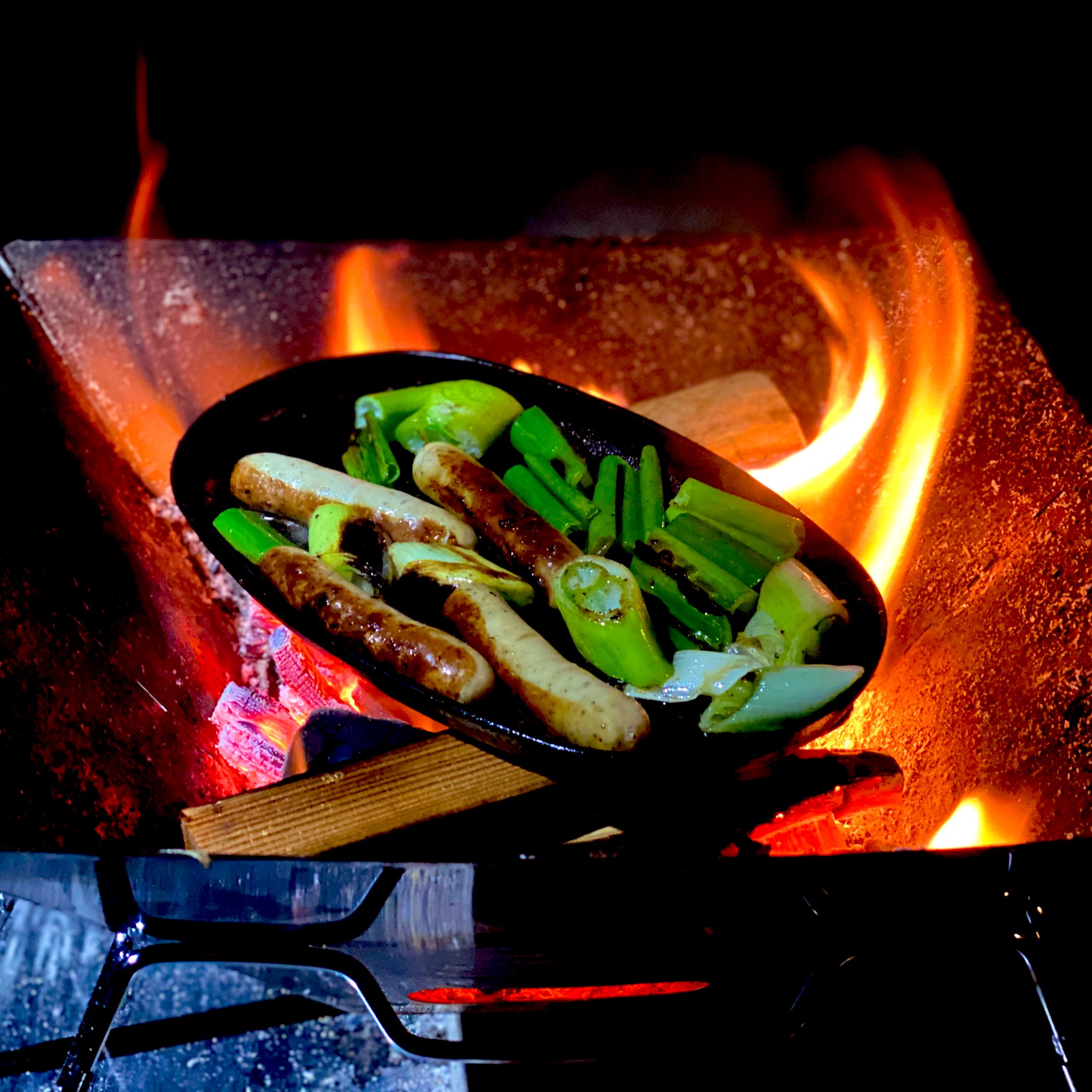 小原剛 ソロキャンvol 1のご飯 この日は焼き網忘れて肉は鉄スキレット使用 焼き鳥はトングで焼く 写真 サイコロステーキ ソーセージ アンガス牛肩ロースステーキ 焼き鳥 木台 ハンドル付きステーキ皿byニトリ バーベキューコンロ 焚き火台