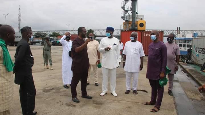 toluogunlesi's tweet photo. So what happened yesterday in Onitsha was an event to mark the successful completion of a trial barge trip (carrying containers) from Onne Port to Onitsha Port.
@WaterwaysNG MD says they’re also loading from Onitsha to Onne, for export. It’s awesome news all round! https://t.co/aJd1dj7KxQ