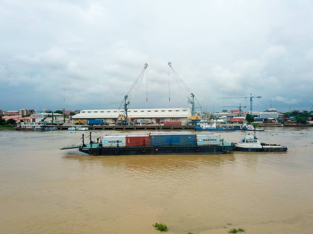 toluogunlesi's tweet photo. So what happened yesterday in Onitsha was an event to mark the successful completion of a trial barge trip (carrying containers) from Onne Port to Onitsha Port.
@WaterwaysNG MD says they’re also loading from Onitsha to Onne, for export. It’s awesome news all round! https://t.co/aJd1dj7KxQ