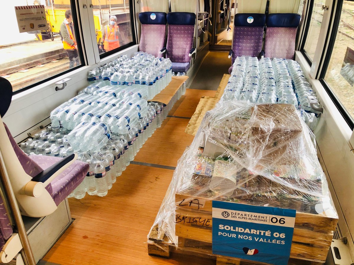 Olivier__Devaux's tweet photo. #TempeteAlex, 48h pour inventer le «#TERcargo» : défi relevé par les équipes @GroupeSNCF💪

De @VilledeNice à #BreilSurRoya, @TERSUD_SNCF avec le soutien de @MaRegionSud, fait circuler des trains chargés d’eau potable et de vivres👇 https://t.co/NVwVj5Ckdy