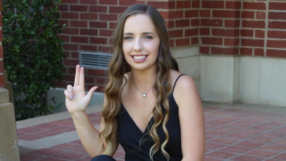 TarletonState's tweet photo. Makayla McSpadden's first year teaching began remotely. From moving learning online, to helping students and families with technology, the challenge is what drives her to keep pushing for her students every day despite the uncertainty. #TeachersCan #WeTeachTexas https://t.co/1LBQ3QNd4J
