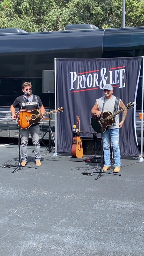 radiolauna's tweet photo. Yes!!!  Live music! #995qyk @PryorAndLee  #Yallsome https://t.co/w0eI6Nl0zw