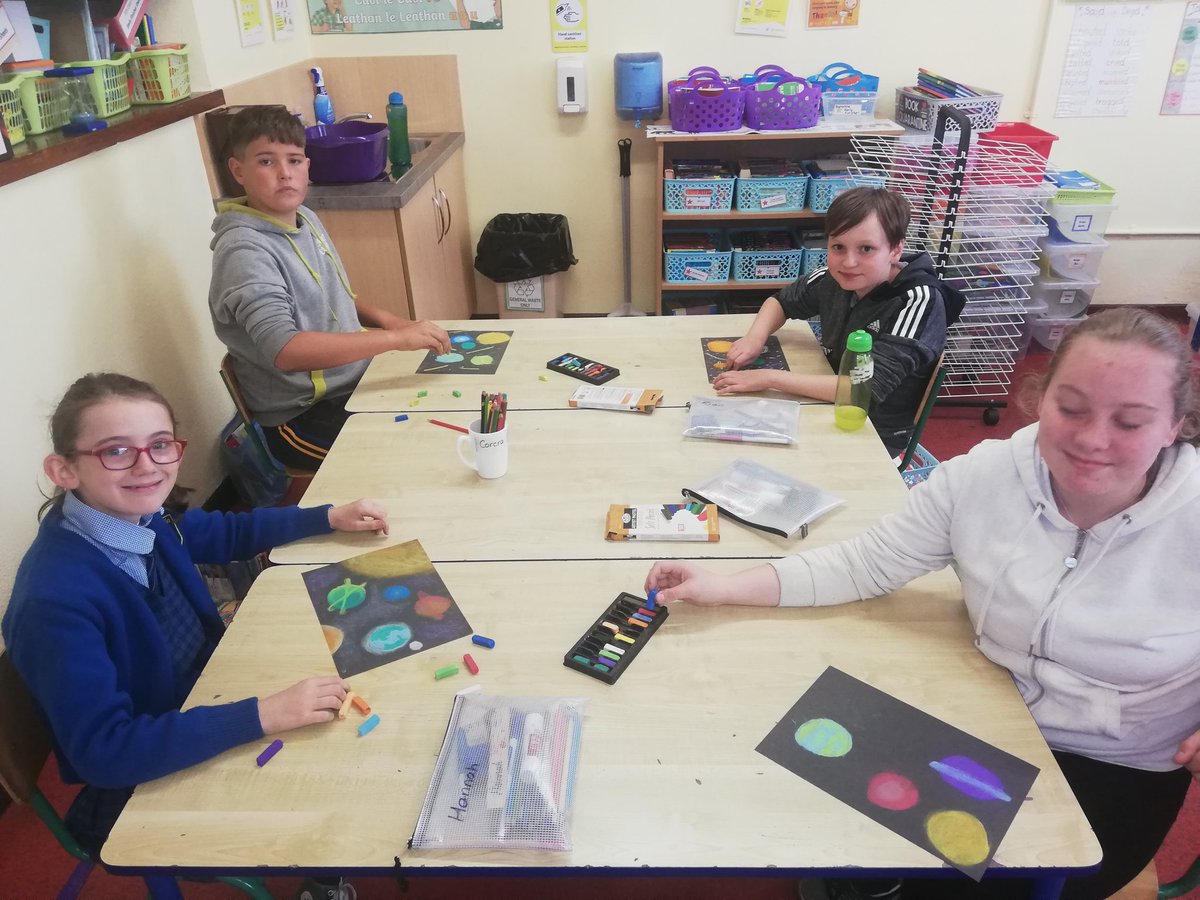 moveenns's tweet photo. We really enjoyed using the chalk pastels to blend different colours in our solar system pictures. #rang5 #rang6 https://t.co/6EoLSFxyho