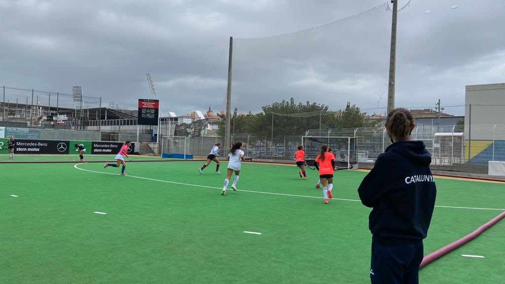 fcdehockey's tweet photo. La selecció de Catalunya sub 18 Femenina sota les ordres de Silvia Bonastre ja treballen fort per preparar el Campionat d’Espanya que es celebrarà a València del 28 al 1 de Novembre.
Molta força noies, a per totes! 🤙🏻
#hockeycat #programaarc #autonòmics #catalunya #femeni https://t.co/oCHGUNKFDu
