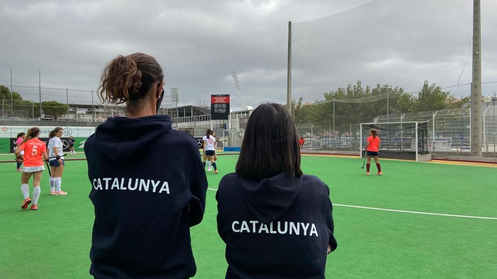fcdehockey's tweet photo. La selecció de Catalunya sub 18 Femenina sota les ordres de Silvia Bonastre ja treballen fort per preparar el Campionat d’Espanya que es celebrarà a València del 28 al 1 de Novembre.
Molta força noies, a per totes! 🤙🏻
#hockeycat #programaarc #autonòmics #catalunya #femeni https://t.co/oCHGUNKFDu