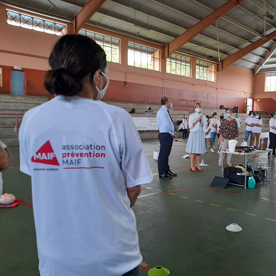 UnssOUEST's tweet image. 60 élèves de l'ouest de l'île ont pu participer à une formation aux #gestesquisauvent. Objectif : apprendre les 1er gestes de secourisme. En présence de Mme Goyet (sous-préfète) et de M. Eugene (IEN). #unss #maif #academiedelareunion #lapossession #unssreunion #prefetdelareunion