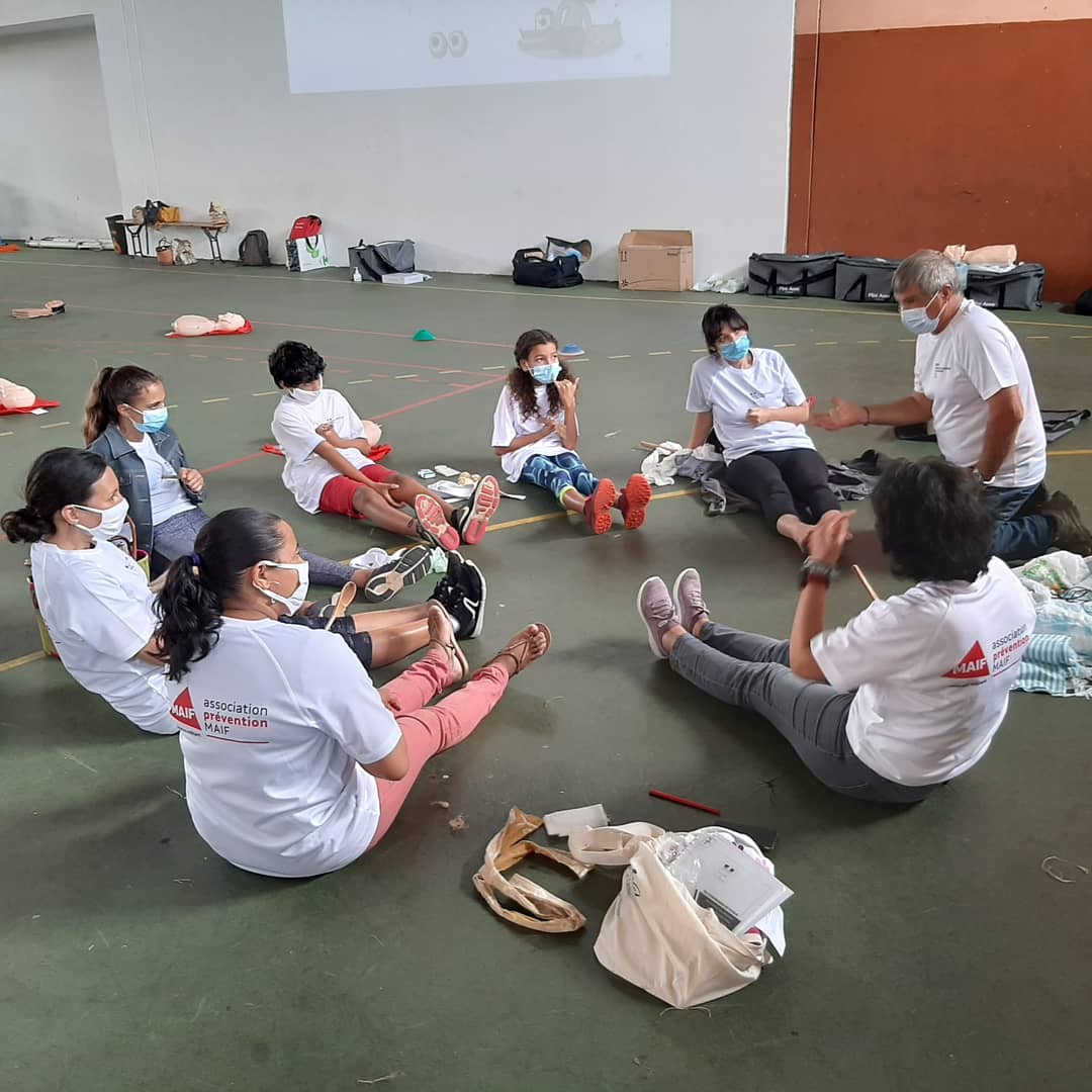 UnssOUEST's tweet image. 60 élèves de l'ouest de l'île ont pu participer à une formation aux #gestesquisauvent. Objectif : apprendre les 1er gestes de secourisme. En présence de Mme Goyet (sous-préfète) et de M. Eugene (IEN). #unss #maif #academiedelareunion #lapossession #unssreunion #prefetdelareunion