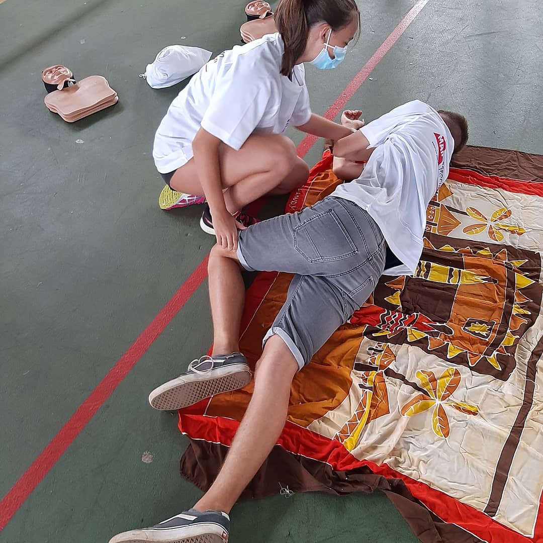 UnssOUEST's tweet image. 60 élèves de l'ouest de l'île ont pu participer à une formation aux #gestesquisauvent. Objectif : apprendre les 1er gestes de secourisme. En présence de Mme Goyet (sous-préfète) et de M. Eugene (IEN). #unss #maif #academiedelareunion #lapossession #unssreunion #prefetdelareunion