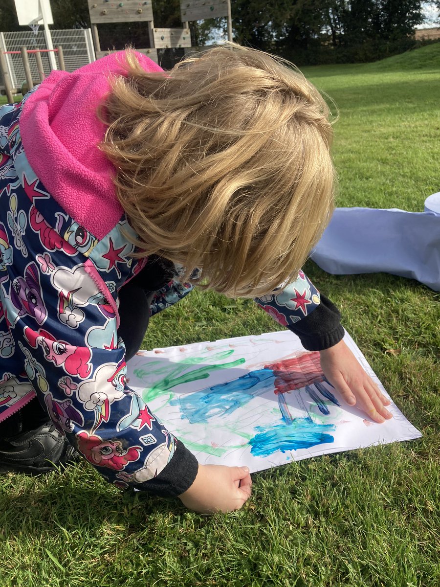 mvfsweb's tweet image. We looked at our school on Google maps and were amazed to see it when it was a farm house. We talked in great detail about how much our school has changed and then chose an area of school to draw and paint. #Class2 #Geography #OurLocalArea