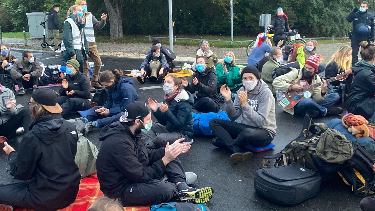 Knapp 2 Std. vor dem Sitzungsende des  #Bundestag|s haben Aktivist:innen 5 friedliche Strassenblockaden errichtet. Sie sind an der Moltebrücke, Ecke Kapelle Ufer/Konrad- Adenauer-Str, Dorotheenstr/Wilhelmstr, Ebertstr/Str. d. 17. Juni & Scheidemannstr./Heinrich-v-Gager-Str.