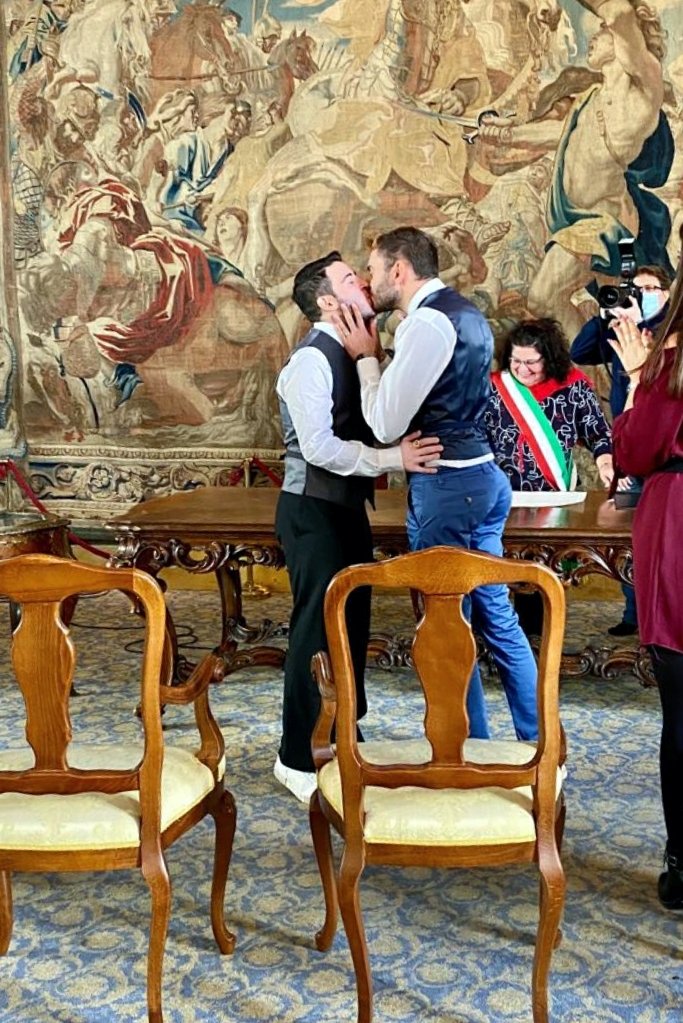 Seppington's tweet photo. Troppe Nozze, Atto 1: Oggi sono ufficialmente diventato maritoh anche io. Stay tuned per il secondo Atto: Troppe Nozze in Sicilia 🤵🏼❤️🤵🏻 #tropposposi #loveislove https://t.co/uB6oNtDkdh