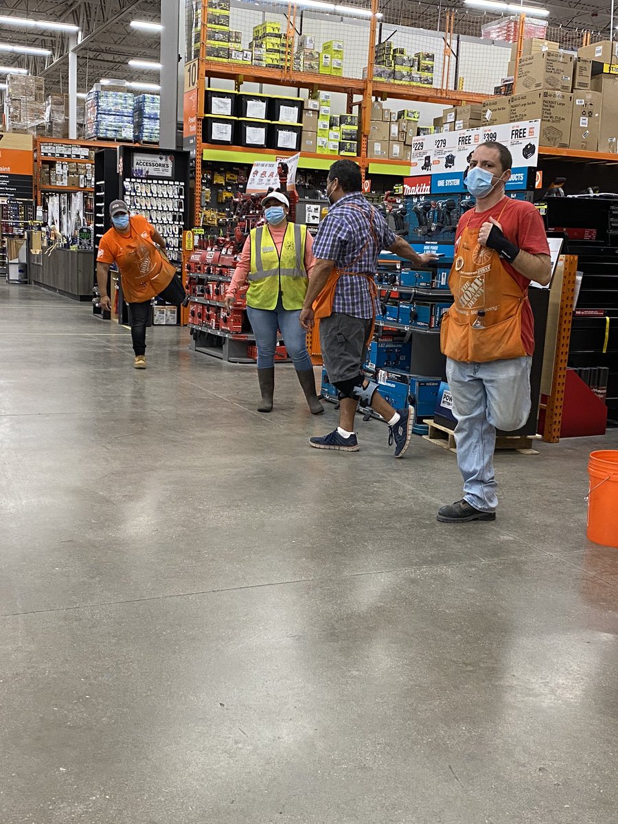 Cloeratorres's tweet photo. Associates having a blast even during opening meetings. From afar my cashier is also joining us. #letscelebratecashiers #appreciate #frontend #safety #stretching #talkbusiness #talksafety @bsb823 @JM_Shep @SMThomas08 https://t.co/OpgJSLR2mf