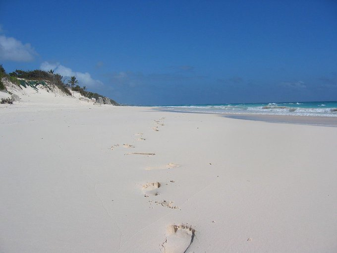 RentalSouthern's tweet photo. Elbow #Beach is one of the most popular #beaches on the main island of #Bermuda. https://t.co/CvfRxblJnf