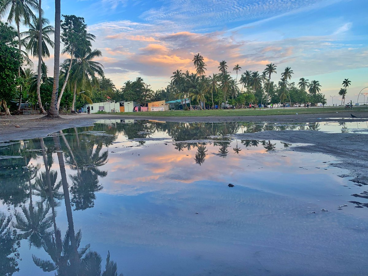 smallcosta's tweet photo. The island Himandhoo. North Ari atoll. 🏝🌅🏞

#maldives #SunnySideOfLife #Hasgtaghheroes #hastagger #reflection https://t.co/ulLooUECsB