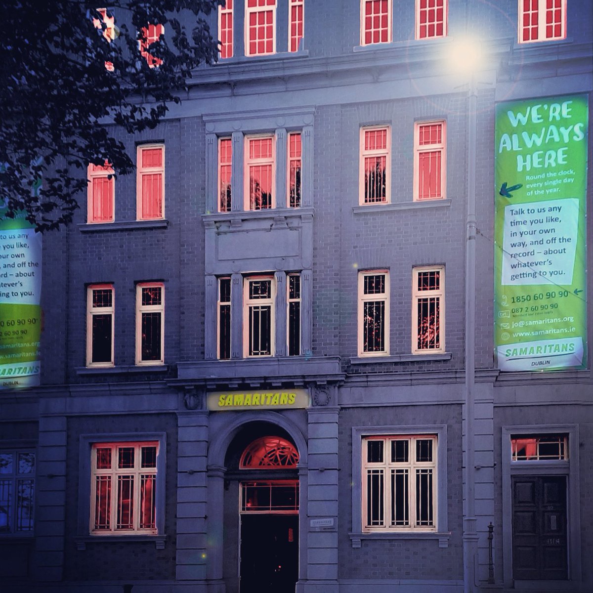 For all the amazing work our front line friends in @DubFireBrigade do, Dublin Samaritans are proud to light up red this #FireSafetyWeek. Thank you, for always being there for the people of Dublin.

#SeeRedSTOPFire #FireSafetyIRE #20FSW #STOPfire #SmokeAlarmsSaveLives
