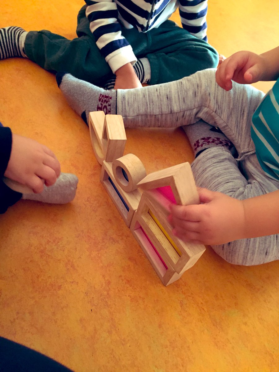afayllon's tweet photo. Jugamos y proyectamos figuras geométricas 👨‍🎨🎨#malagacentro #2B #picasso #cubismo @Novaschool_es @SilviaPalomoCis https://t.co/JQNyRQsUAO