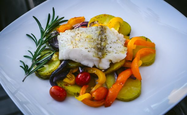 Our sustainable Atlantic #cod is beautifully prepared by @lynnesforage in a no-fuss, sheet pan meal. Head to her blog to get the #recipe and check out our site for the fish! lynnecurry.com/2020/10/sheet-…