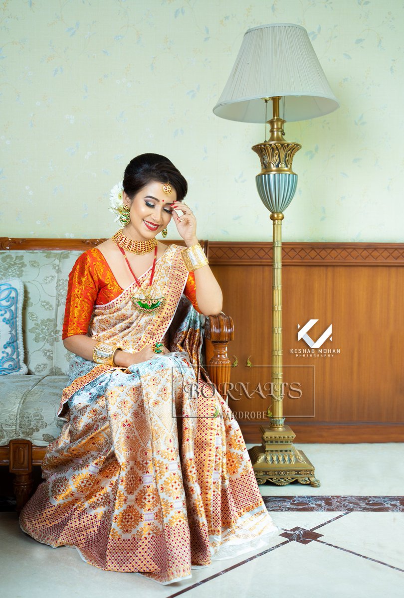 barshabishaya's tweet photo. প্ৰত্যেকৰে জীৱনত বিবাহৰ দিনটো কিমান যে বিশেষ। বিশেষকৈ প্ৰতি জনী ছোৱালীৰ বাবে মনৰ মানুহজন পোৱাৰ আনন্দৰ লগতে নিজৰ ঘৰখন এৰি যোৱাৰ বেজাৰ।। সেই দিনটোত পৃথিৱীৰ আটাইতকৈ ধুনীয়া কইনাজনী হোৱাৰ সকলোৰে সপোন
#assamese #assamesebride #assameseattire #traditionaljewellery #barsharanibishaya https://t.co/mOYSEjCA4Y
