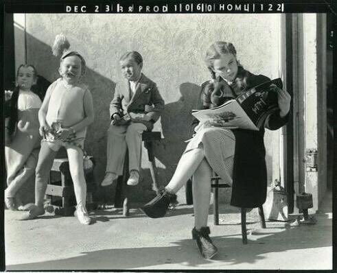 MeredithFrost's tweet photo. Bored Dorothy and Munchkins behind the scenes of The Wizard of Oz, 1939 https://t.co/HwgDHapqav