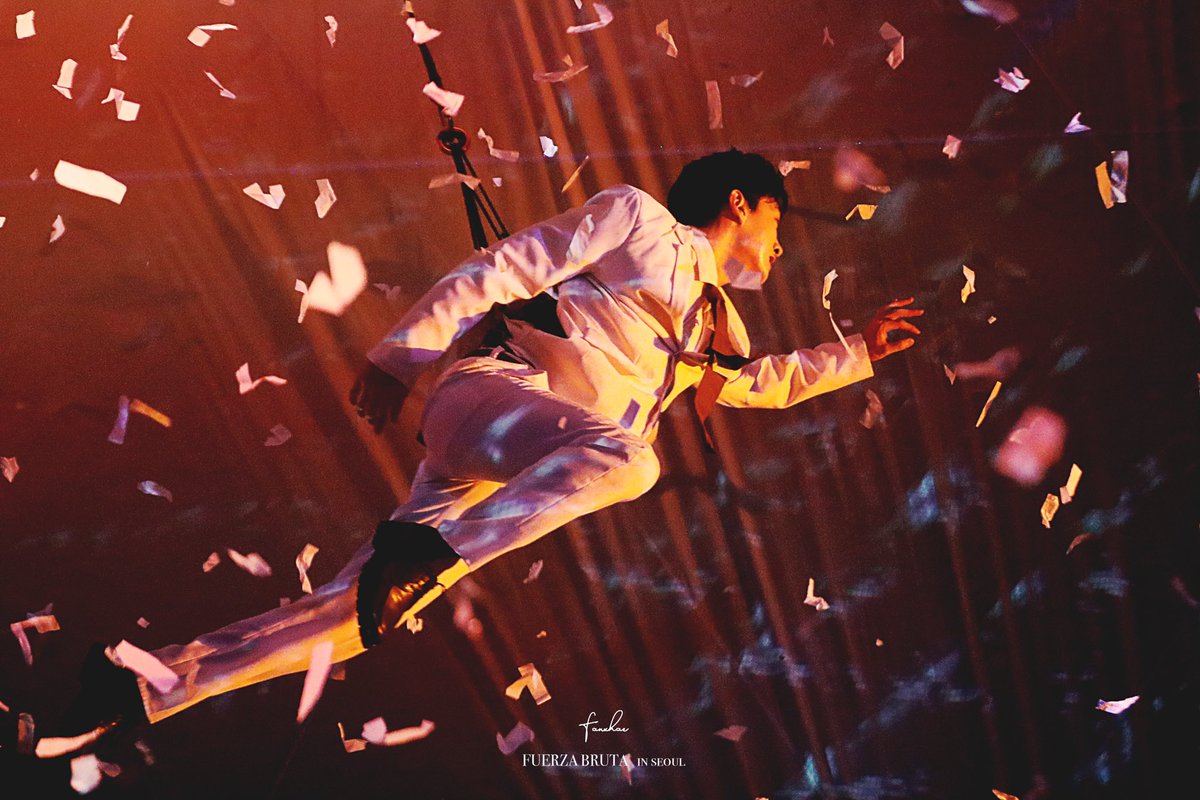 sweetlinkai's tweet photo. fuerza bruta hyukjae, a thread~ https://t.co/RCyIn2K0mZ