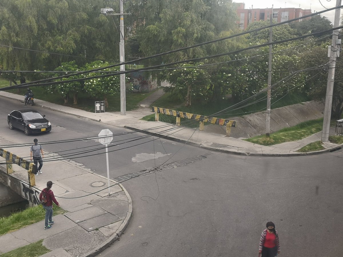 davidpinedar's tweet photo. @codensaservicio cambio los postes y dejaron muy mal esos cables!!! Necesitamos urgente que vengan a reparar !! Los camiones que pasan los jalan y se han caido muchos , que pesimos arreglos. https://t.co/2g9CFnSJ5S