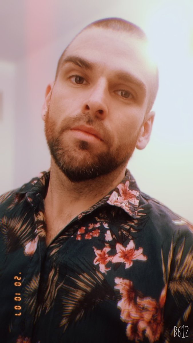 esfacundocano's tweet image. El rapado me hace ver más #chongo, hasta que digo &quot;Hola&quot;
#gayissues #bro