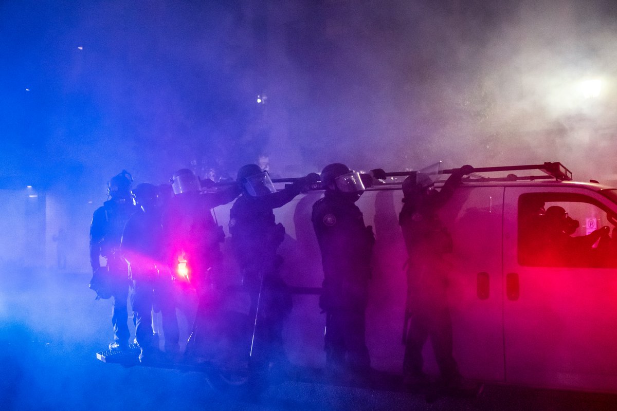 SmileItsNathan's tweet image. A final set of images from Tuesday night's protest at the ICE detention facility in Portland, where federal officers and Portland police responded to a protest of about 150 people with tear gas and less-lethal munitions.
For @GettyImages
