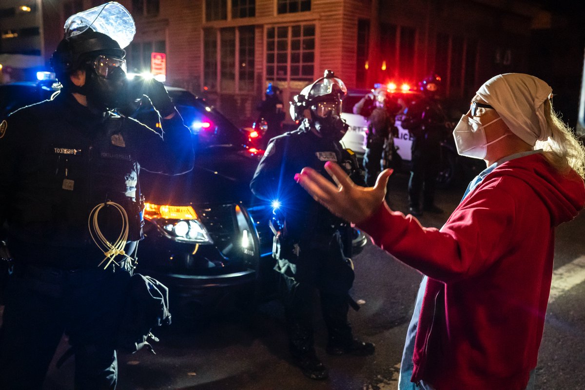 SmileItsNathan's tweet image. A final set of images from Tuesday night's protest at the ICE detention facility in Portland, where federal officers and Portland police responded to a protest of about 150 people with tear gas and less-lethal munitions.
For @GettyImages