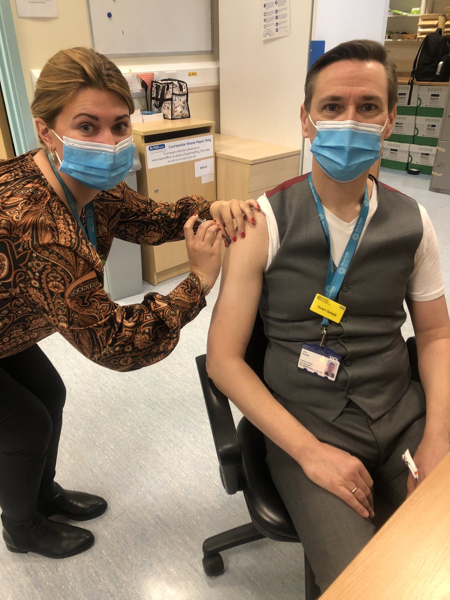 Chief Pharmacist @semplestuart poses for a smiley pic (under the masks) 😷 before getting his #FluJab #FluVaccine by #Pharmacist Tanya 💉 Help protect yourself, your colleagues & patients from flu 🤧 🤒 🦠 & be a #FluFighter @Moorfields #PeerVaccination #MoorfieldsStaff 👌🏼