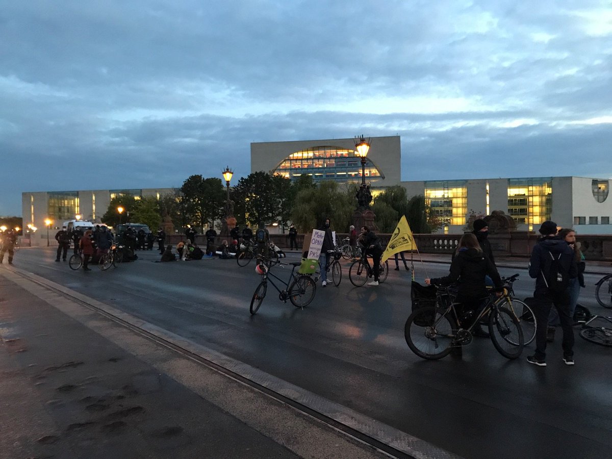 Die Blockade an der  #Marschallbrücke ist inzwischen bereits aufgelöst. Hier auf der Moltebrücke steht die Blockade aber stabil und mit guten Blick auf das Bundeskanzlerinnenamt.Jede Sekunde, die nicht gehandelt wird, laufen wir größere Gefahr wichtige Kippunkte zu aktivieren!