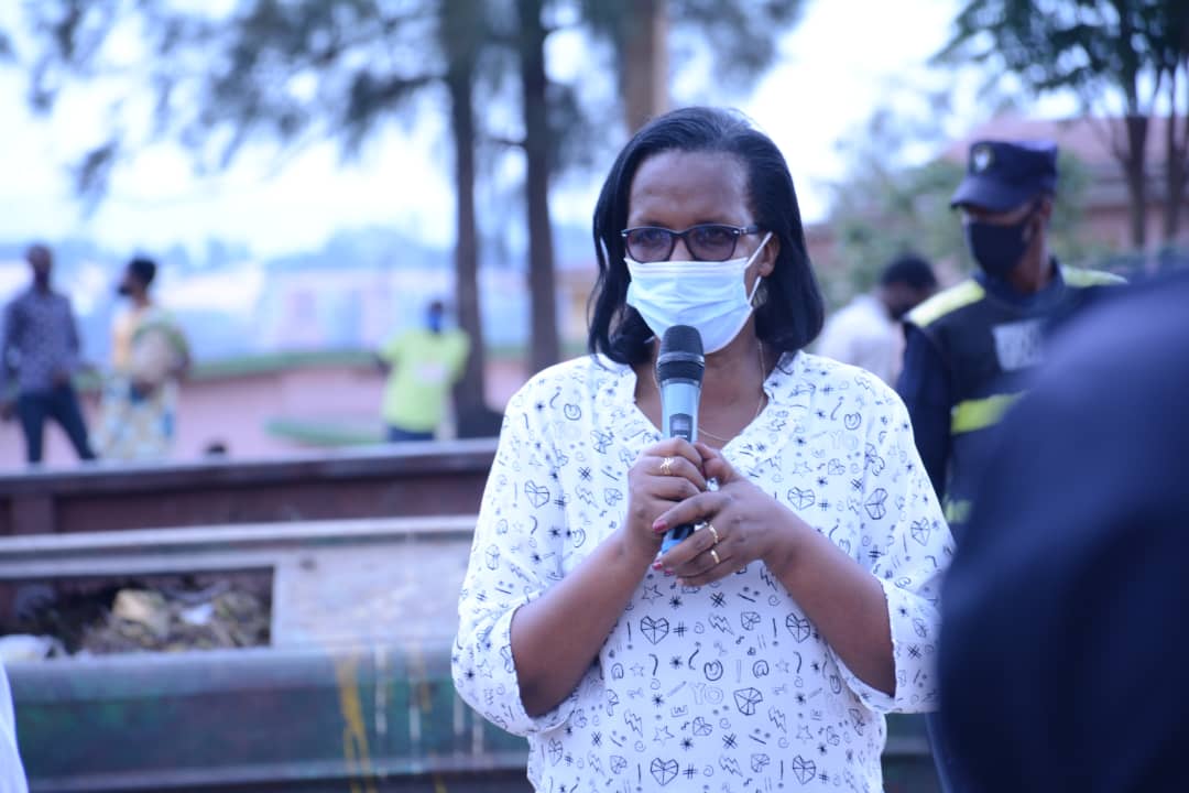 NyarugengeV's tweet photo. #RwezamenyoSector: uyu munsi basoje icyumweru cya I cyahariwe ubukangurambaga ku kurwanya ibyaha no kwirinda #COVID19 n'igikorwa cyitabiriwe na
#DPCEO M.Shadrack #YouthVolunteers
#Es w'Umurenge,#DASSO ejo baratangira icyumweru cya II kizibanda kurwanya Imirire mibi.@PudenceR https://t.co/2RMMawxRBf