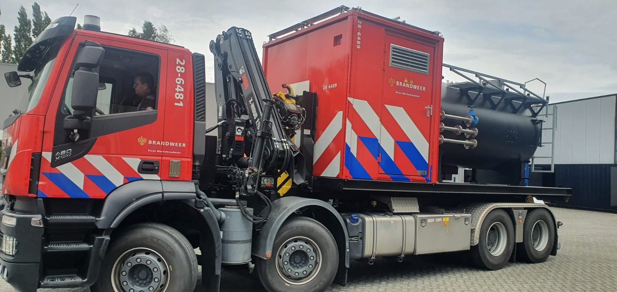 twanlangenhuiz1's tweet photo. Inmiddels is de oefen- IBGS unit ook afgeleverd! #matlogco # kmb #koningklijkemarine https://t.co/jUREesKdEW