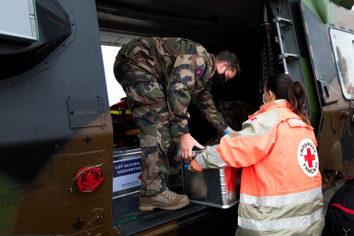 CroixRouge's tweet photo. Les volontaires Croix-Rouge déployés dans les Alpes-Maritimes auprès de la population après le passage de la #TempêteAlex participent aux rotations en hélicoptère avec des kits d'urgence.
Photos : Yoann Rochette
https://t.co/9drXkux1Cj https://t.co/uB3ZXV2GLY