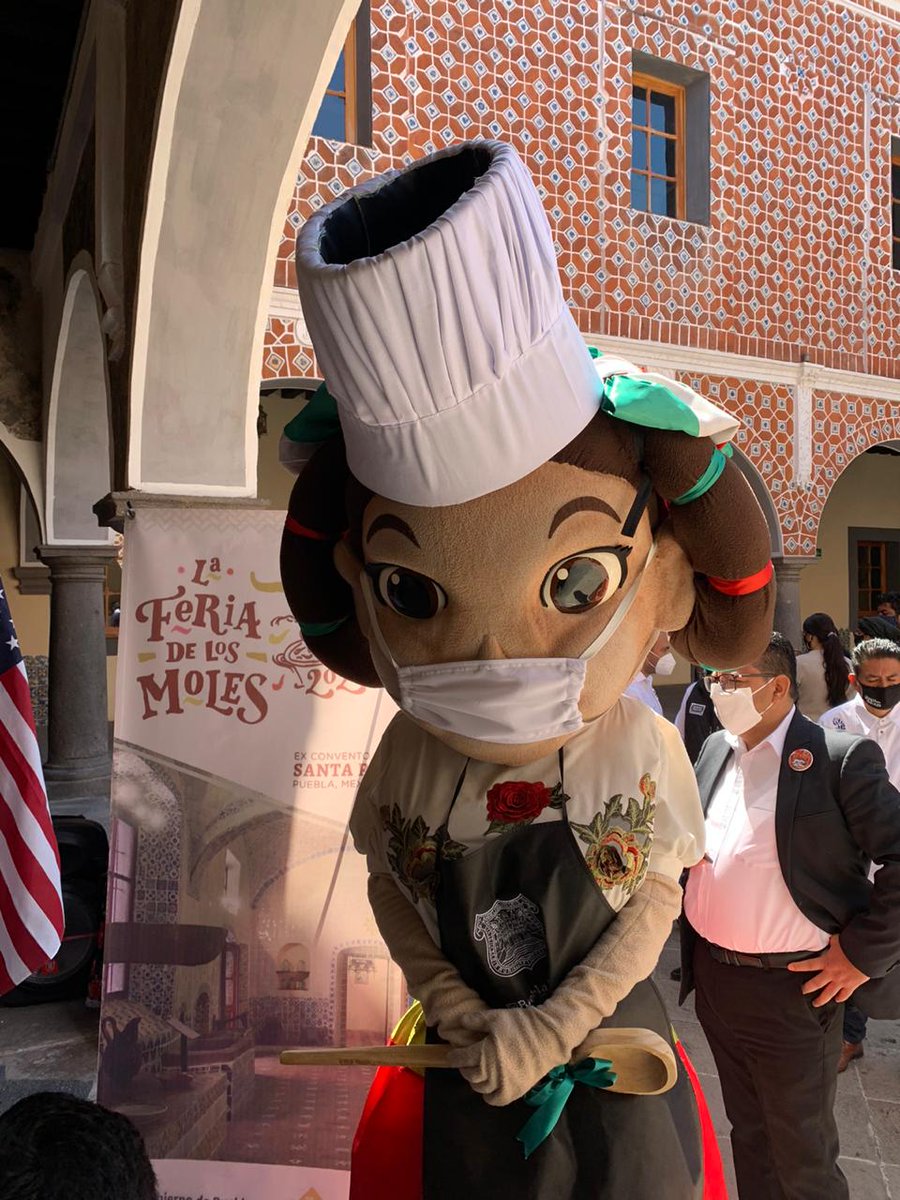 mxrutamagica's tweet photo. ¡La Feria de los Moles llegó a #Puebla! 🎉

Esta feria se realiza desde hace 12 años en Los Angeles, California 🇺🇸, pero debido a la pandemia de COVID-19 😷  se decidió celebrarla por primera vez en #PueblaCiudadPatrimonio, en el marco de este #DiadelMolePoblano  🍽️ https://t.co/QlUJxG1ON3