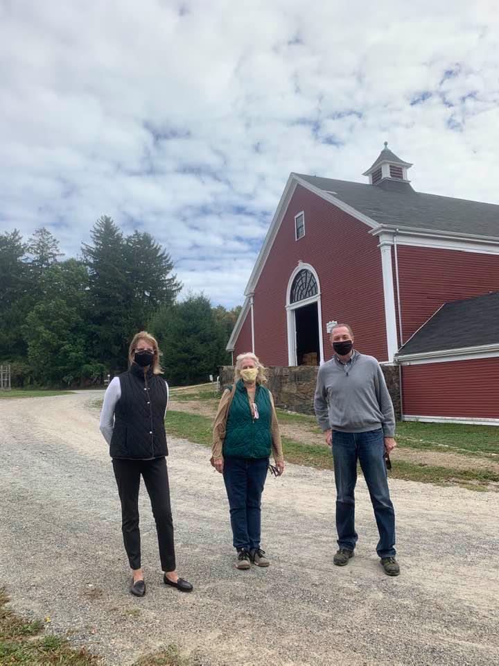 SenJoanLovely's tweet photo. Fantastic to tour Moraine Farm in #Beverly w/@PaulTuckerSalem &amp; @SalemSchoolsk12 Director of Food &amp; Nutrition Services Deb Jeffers during #FarmtoSchool month. TY @NewEntry &amp; @MAfarmtoschool for supporting this program that helps local farms &amp; provide nutritious foods to students. https://t.co/xDd04CJq3L