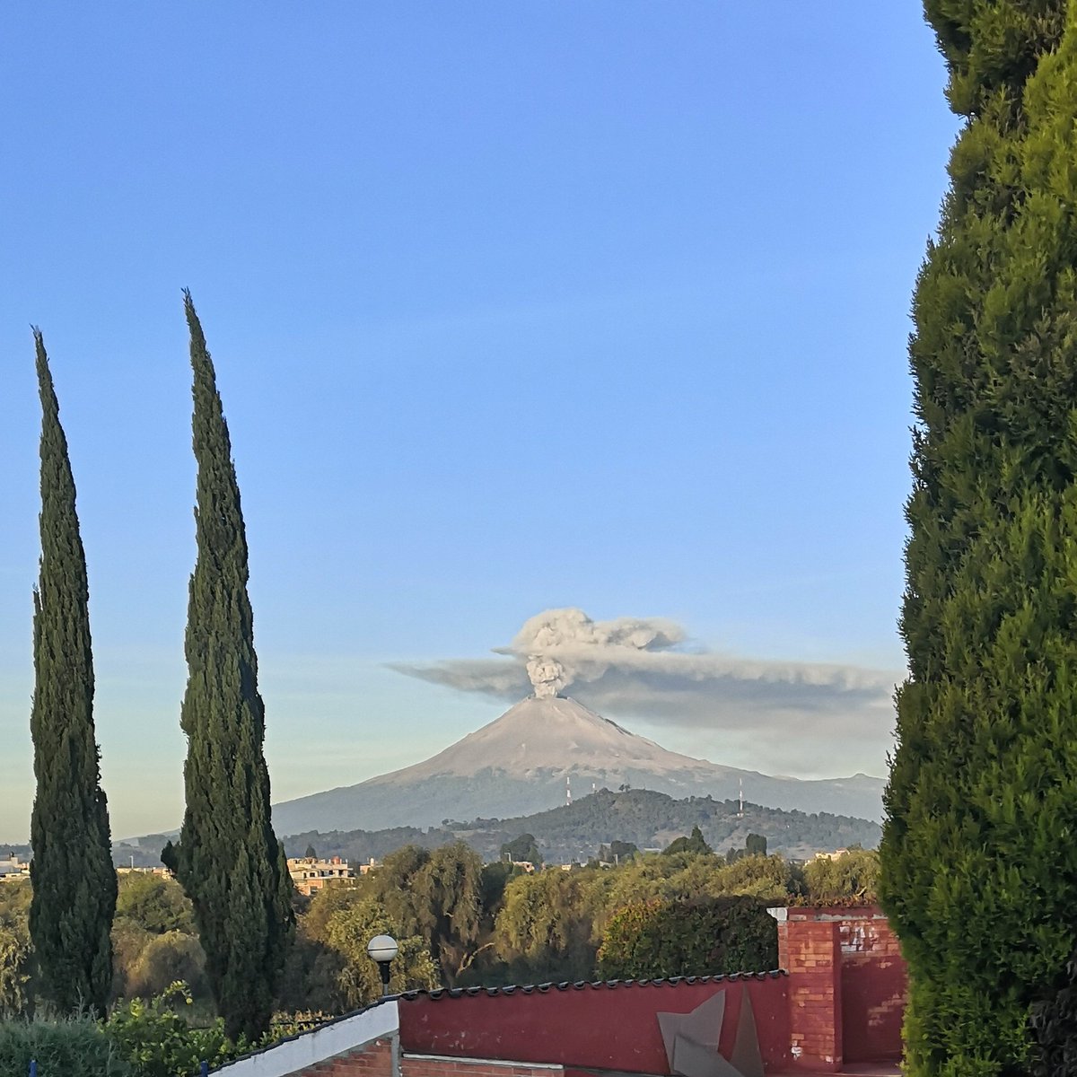 essmealvarez's tweet photo. Foto del #Popo
Mi familia ve una Catrina con sombrero formada a partir de la ceniza, ¿ustedes también? @webcamsdemexico @Popocatepetl_MX

🇲🇽 https://t.co/o8UZR8GWJ9