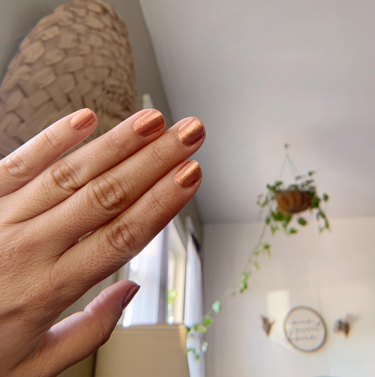 The shimmer is real with "Moscow or Never." 🧡Who's adding a little ✨ to their nails today? ⁣
⁣
(📸: @lovinglemons_nails)