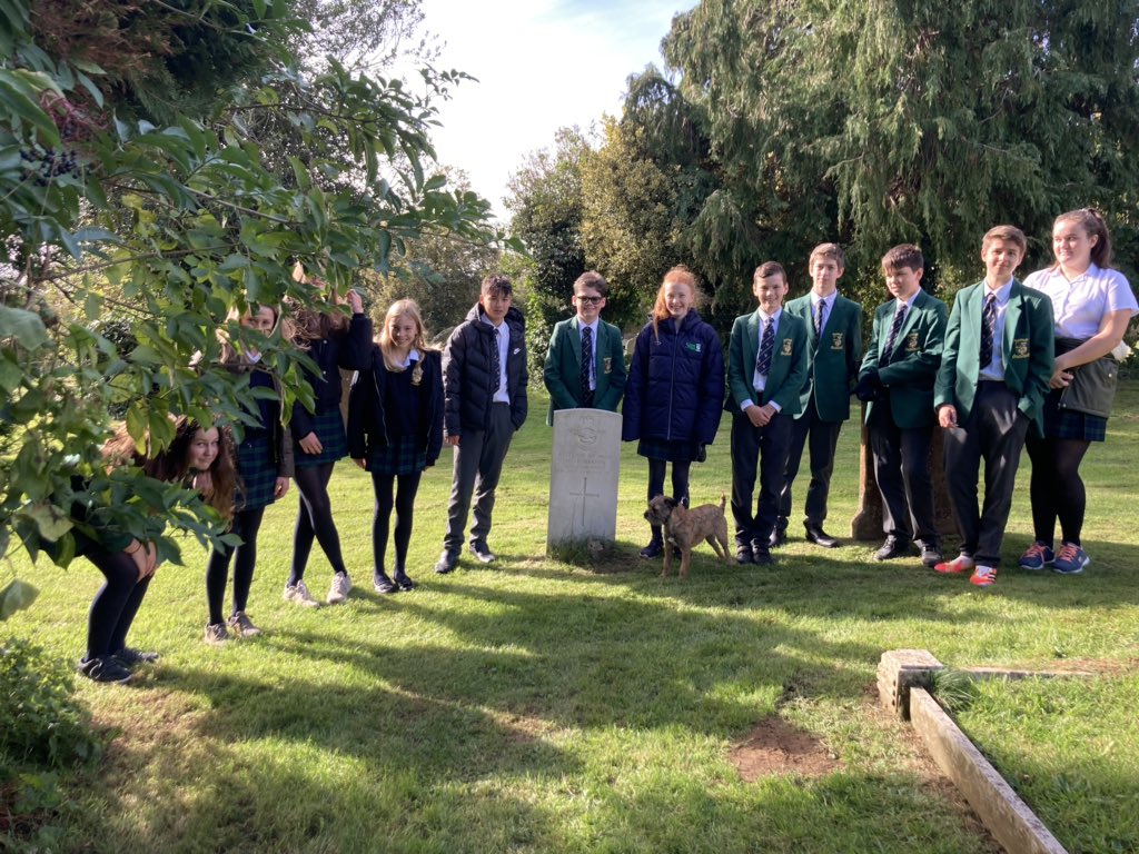 SibfordHistory's tweet photo. A perfect afternoon to walk to the village church with Year 9 to study the WW1 memorial. History on our doorstep. Toto came too! #SibfordLearning #WeWillRememberThem https://t.co/QF28R5e696