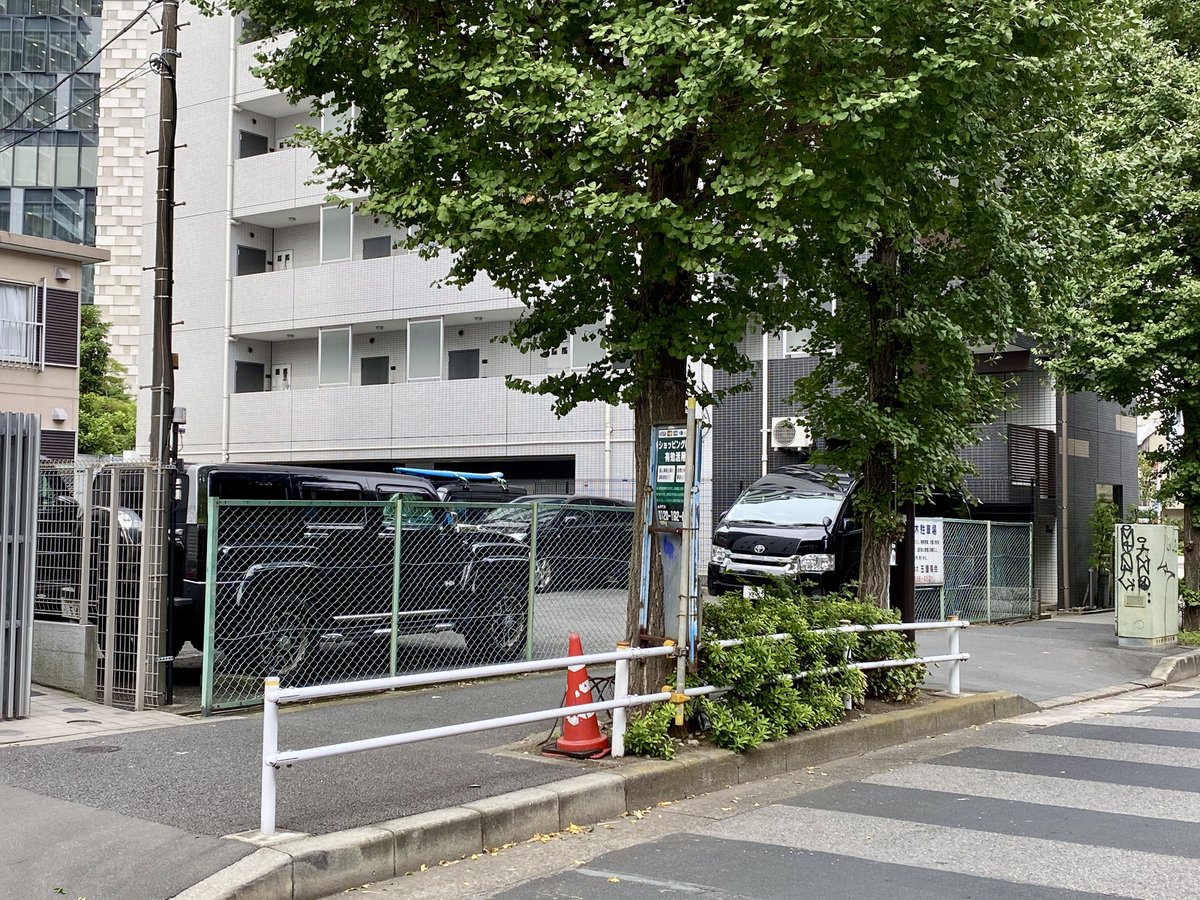 菊千代 五番目の刑事 第9話 捜査 異常あり より ロケ地は新宿６丁目の大久保車庫前にあった 喜楽湯 銭湯は80年代まで営業していたそうですが 駐車場となっています 大久保車庫は新宿文化センター 銭湯裏の日本テレビスタジオは新宿イースト