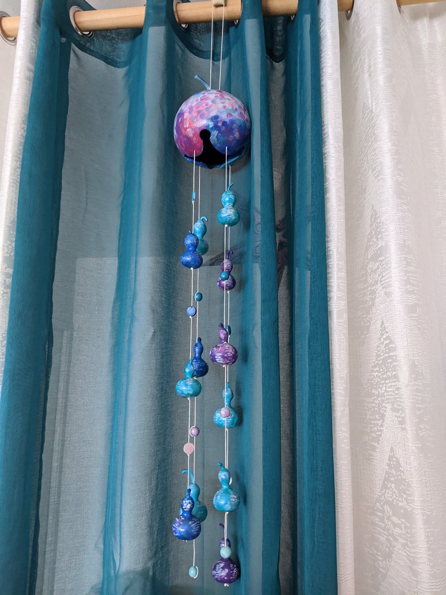 Mll_Myosothis's tweet photo. Un mobile méduse en calebasse ❤️
Ça faisait un moment que je voulais le faire et puis les objets en calebasses à la base c'est ma spécialité 😉
#méduse #peinture #médusekawaii #jellyfish #art #calebasse #decorations https://t.co/cFAkA0QEgZ