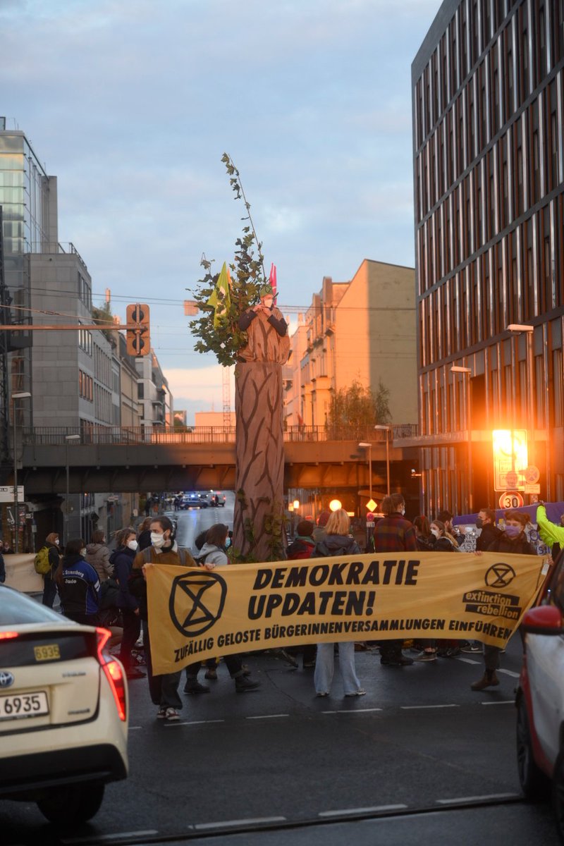 2. polizeiliche Durchsage zu kommenden Räumung ist erfolgt an der Ecke Kapelle Ufer/Konrad- Adenauer-Straße.Wir behinden heute die Bundestagsabgeordneten am Heimweg, denn sie haben ihren Aufgaben nicht gemacht.  #StopptDieZerstörung unser Lebensgrundlagen!