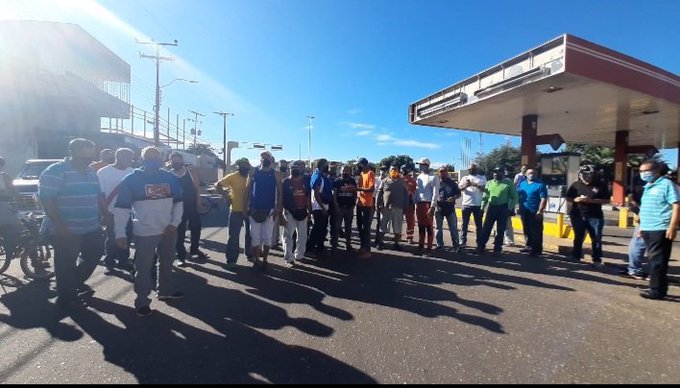 hcapriles's tweet photo. #7Oct El caos sigue siendo el día a día de nuestro pueblo. En pandemia los venezolanos siguen en las calles.
Nos envían esta información de Bolívar y Monagas donde protestan por la falta de gas, mientras que la escasez de gasolina genera colas y protestas en Anzoátegui y Sucre. https://t.co/3pSpVXJT1y