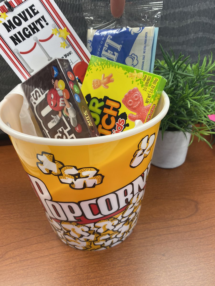 deidragthomas's tweet photo. Coolest staff ever! Thanks Dr. Martin and Mrs. Bradshaw for handing out a little appreciation prior to Fall Break! A little thank you goes a LONG WAY! ❤️ @EEECEnterprise @MonicaMBradshaw #eec #ecs https://t.co/wRsiXSi4Dj