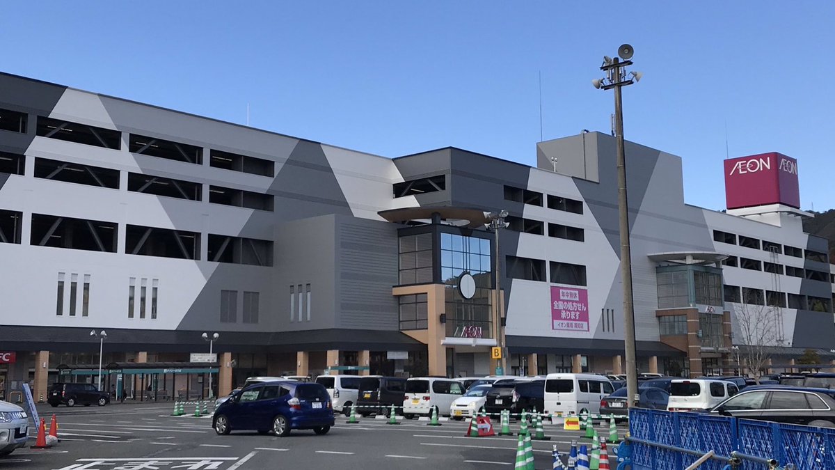 1KE24W4's tweet image. イオンモール高知、メジャー迷彩だし余裕のある基礎設計を活かして近代化改修されているので完全にエセックス級航空母艦
