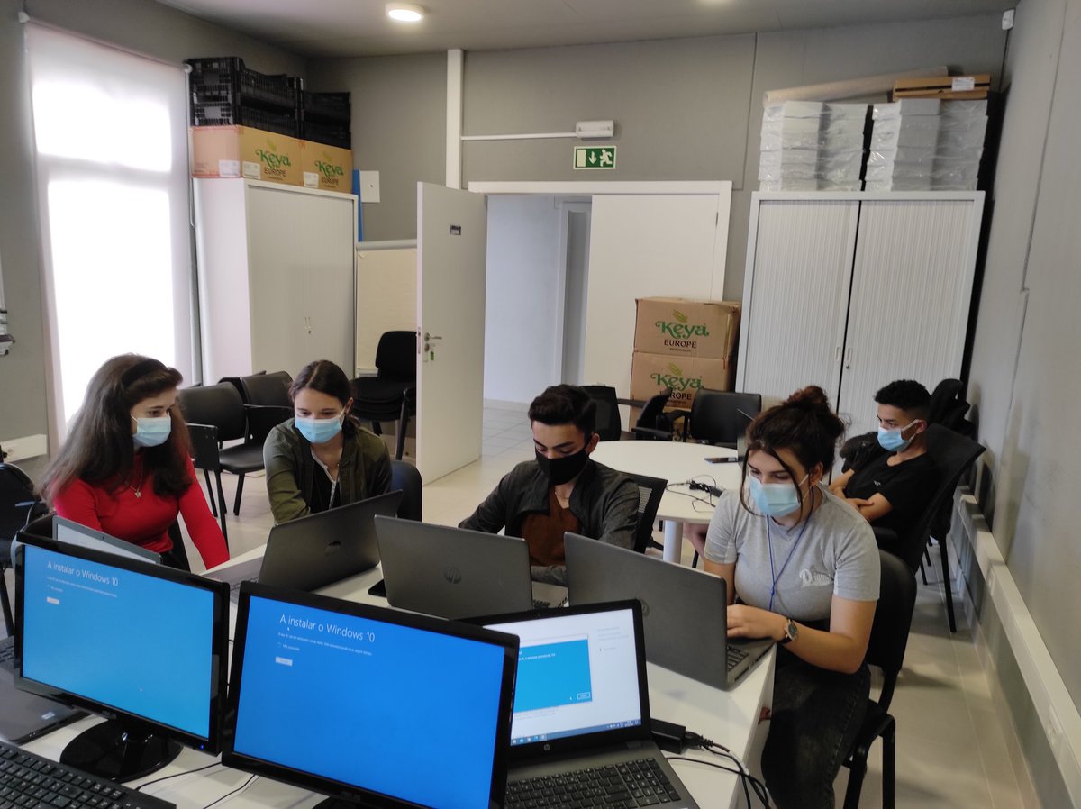 MobilityFriends's tweet photo. 👉 Our friends from Romania 🇷🇴 and Spain 🇪🇸 during their interships.

#internships #mobilityfriends #mobilityfriendscampus #portugal #barcelos #braga #funchal #minhoregion #madeiraisland #erasmusplus #vetprojects #ka1 #ka2 #ka3 https://t.co/SNbcF65Fb3