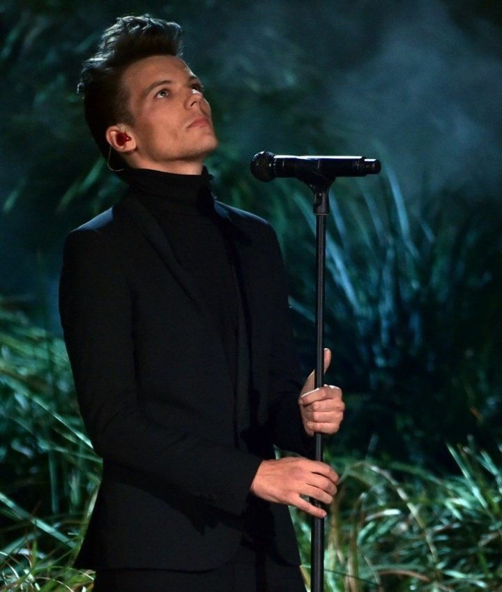 xdixiedameliox's tweet photo. @80sgranger Louis pitico tomlinson de terninho preto>>>>> https://t.co/siOkff0iwT
