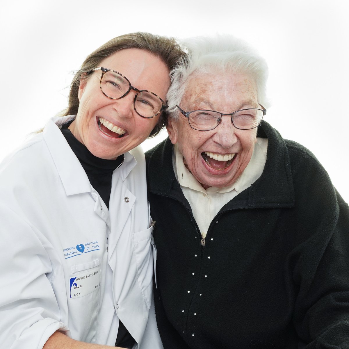 LOLProject's tweet image. Quoi de mieux que d&apos;inaugurer une mosaïque LOL avec les sourires de nos aînés pendant @semainebleue ?
Ces éclats de rires complices saisis en photo témoignent les merveilleuses relations patients-soignants dans les services hospitaliers.  Photo : @DavidKenphoto 
@SaintePerine